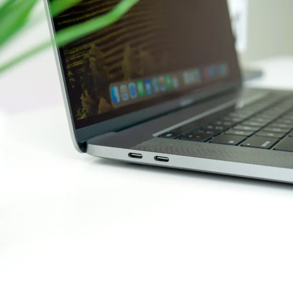 MacBook Pro 2019 16 inch Core i7 2.6GHz 32GB RAM 512GB SSD – Like New