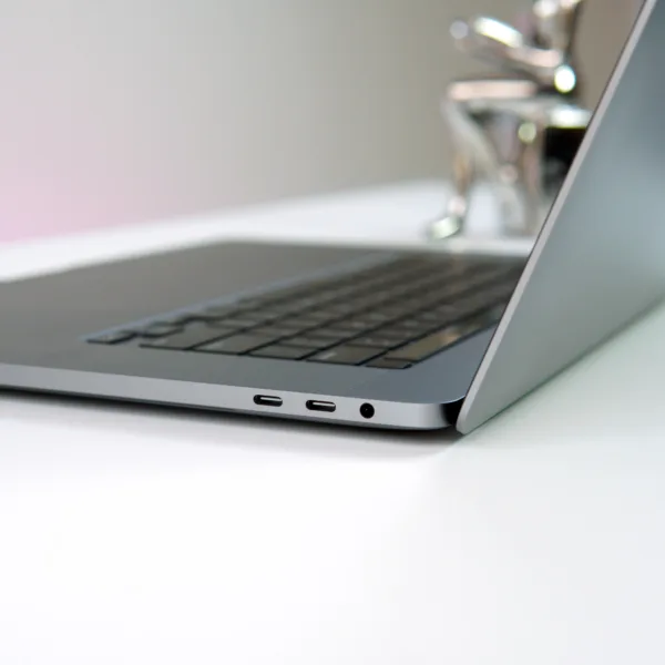 MacBook Pro 2019 16 inch Core i7 2.6GHz 32GB RAM 512GB SSD – Like New
