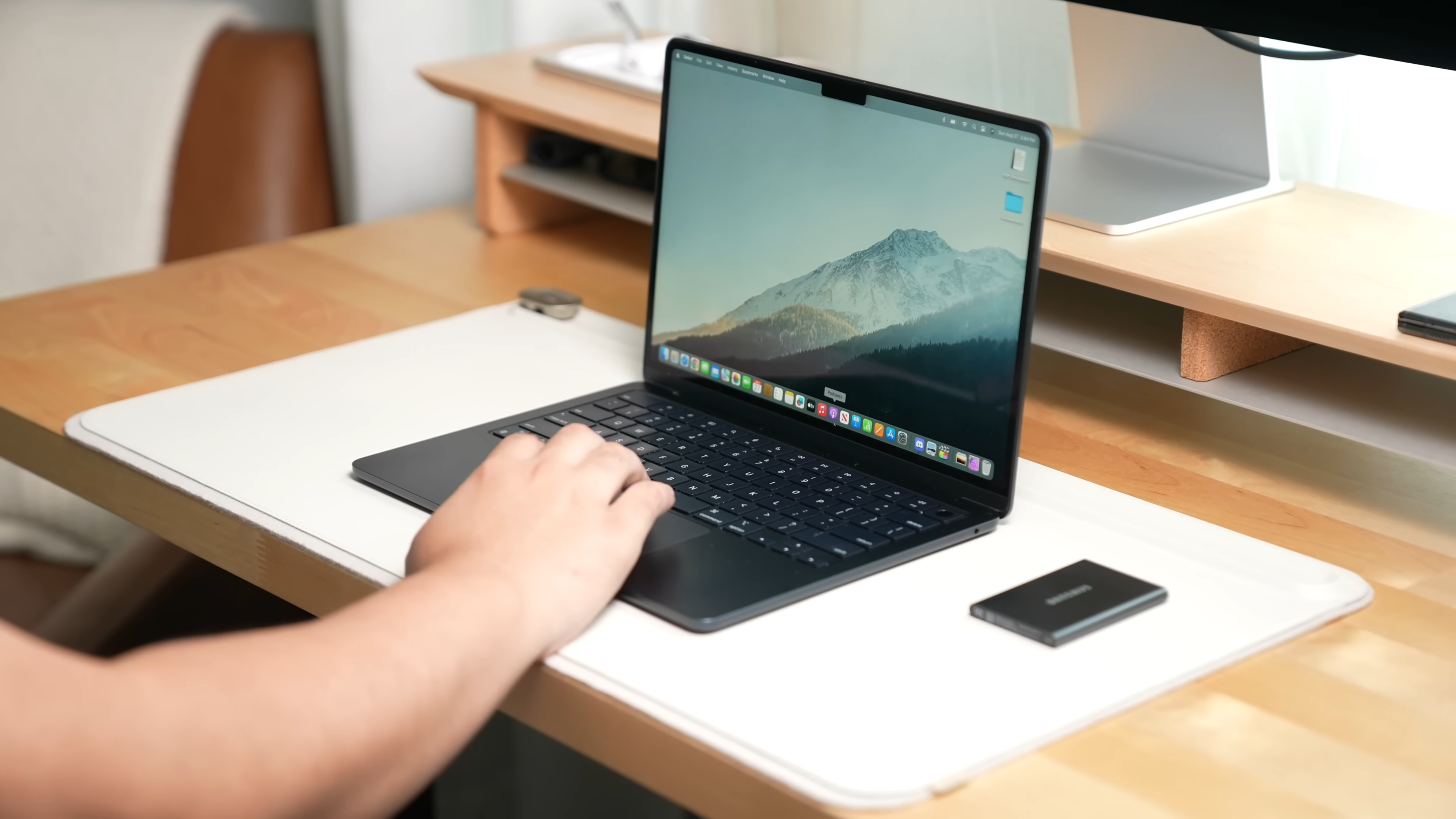 Màn hình retina macbook air 13,6 inch