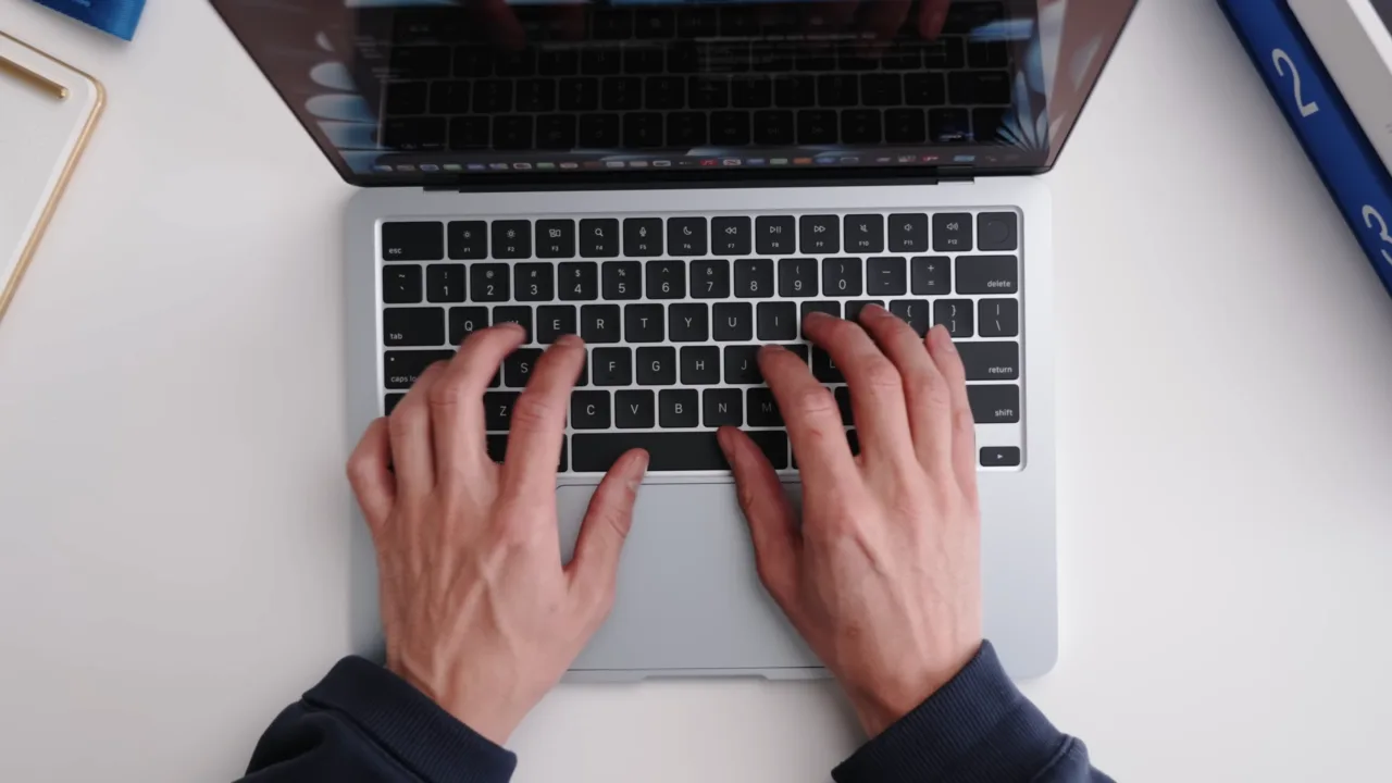 Ram và bộ nhớ laptop Air M4