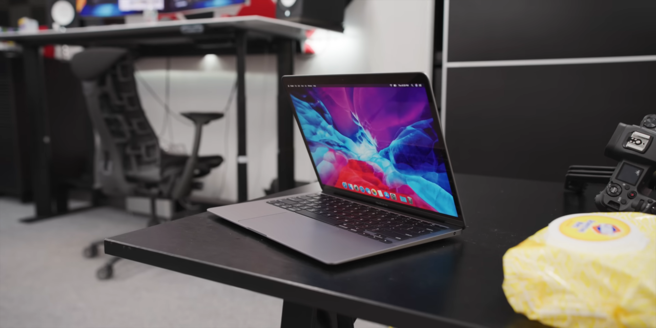 Màn hình retina sắc nét , độ chuẩn màu sắc cao MacBook Air Intel 2020