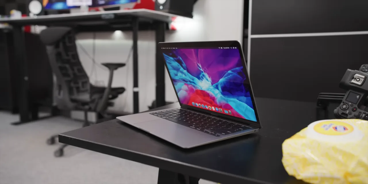 Màn hình retina sắc nét , độ chuẩn màu sắc cao MacBook Air Intel 2020