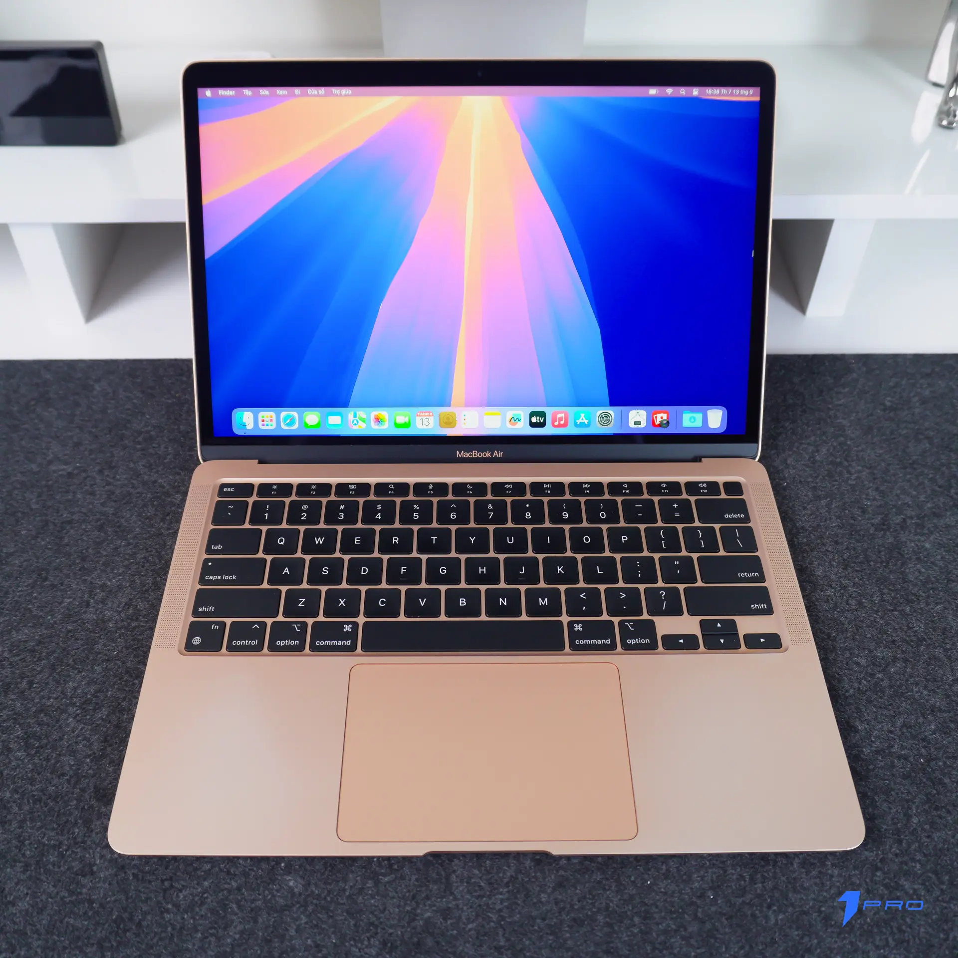 Màn hình MacBook Pro M1 hiển thị Word và Excel