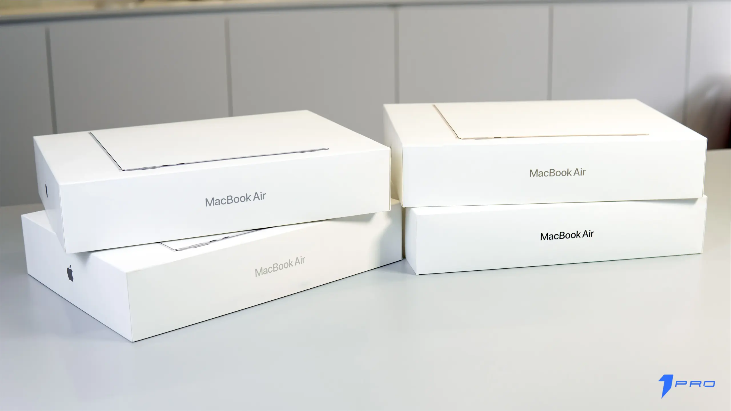 Macbook air màu hồng đặt trên bàn làm việc sáng tạo