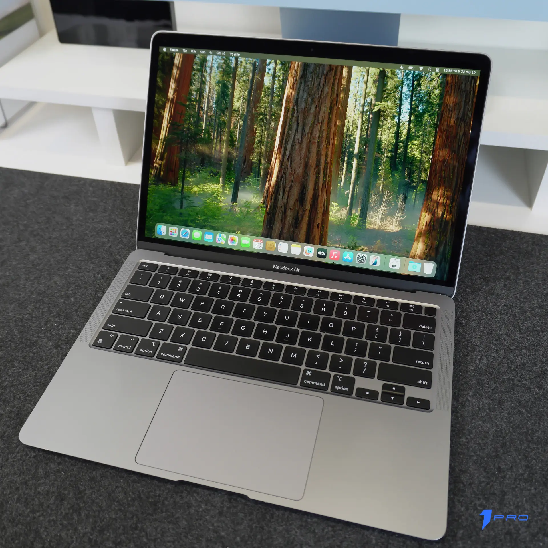 Giao diện phần mềm dựng phim hiển thị trên MacBook Pro M1