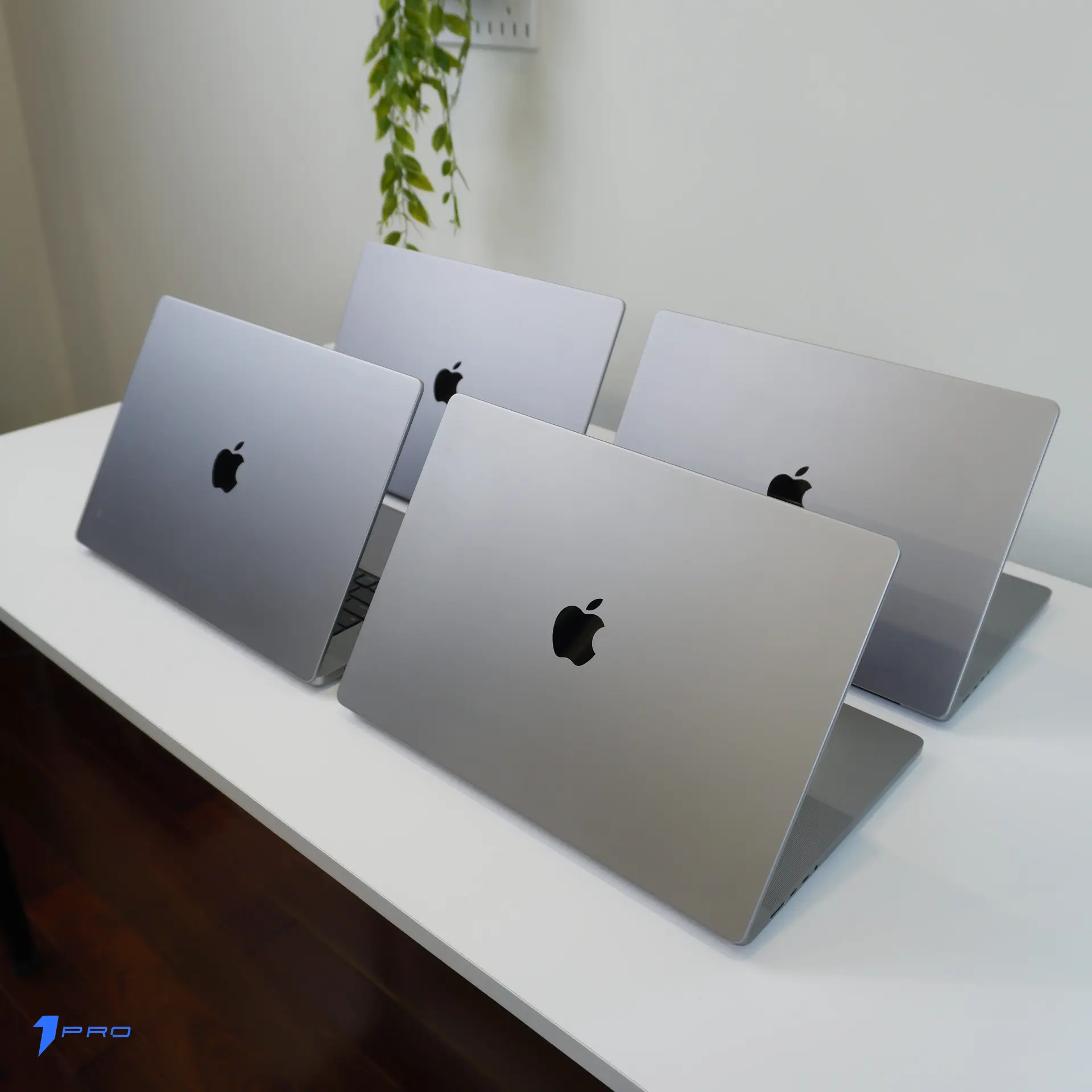Khách hàng được tư vấn mua MacBook Pro cũ uy tín tại 1pro
