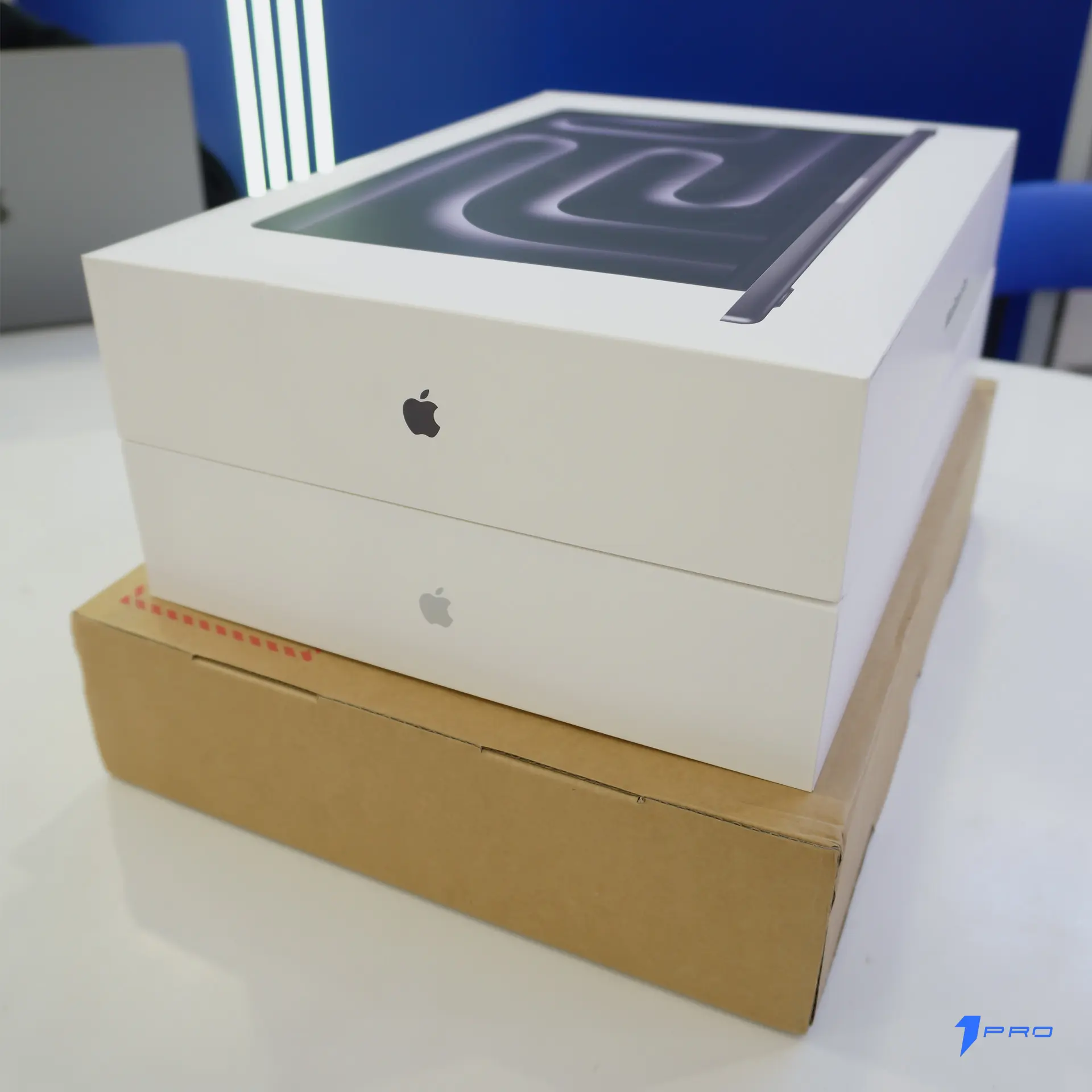 Kỹ thuật viên 1pro kiểm tra MacBook Pro cũ trước khi bàn giao cho khách