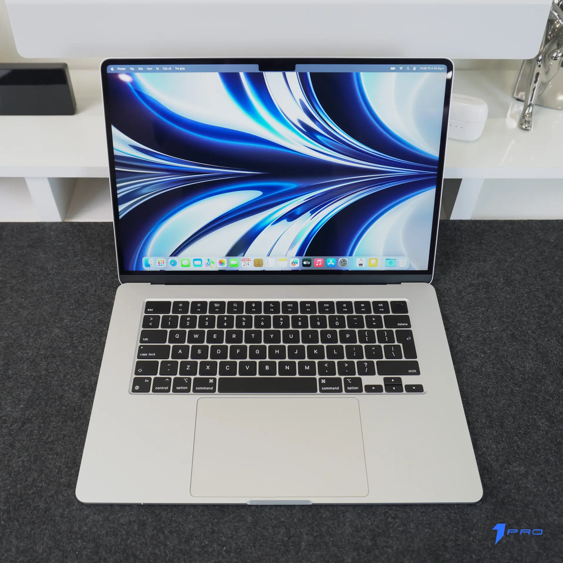 So sánh MacBook Air 15 inch và MacBook Air 13 inch đặt cạnh nhau trên bàn gỗ