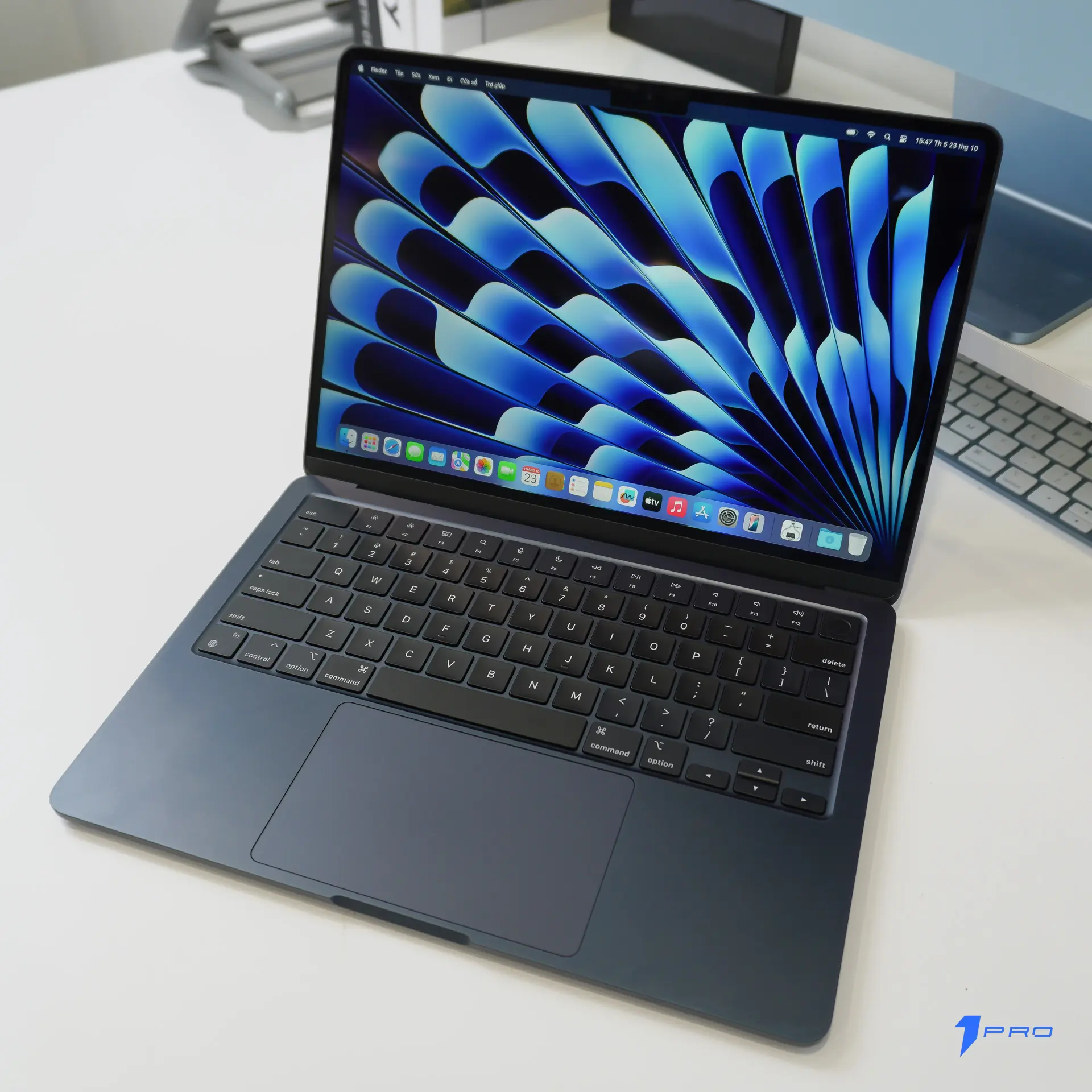Stage Manager hỗ trợ cách chia đôi màn hình trên MacBook Air linh hoạt
