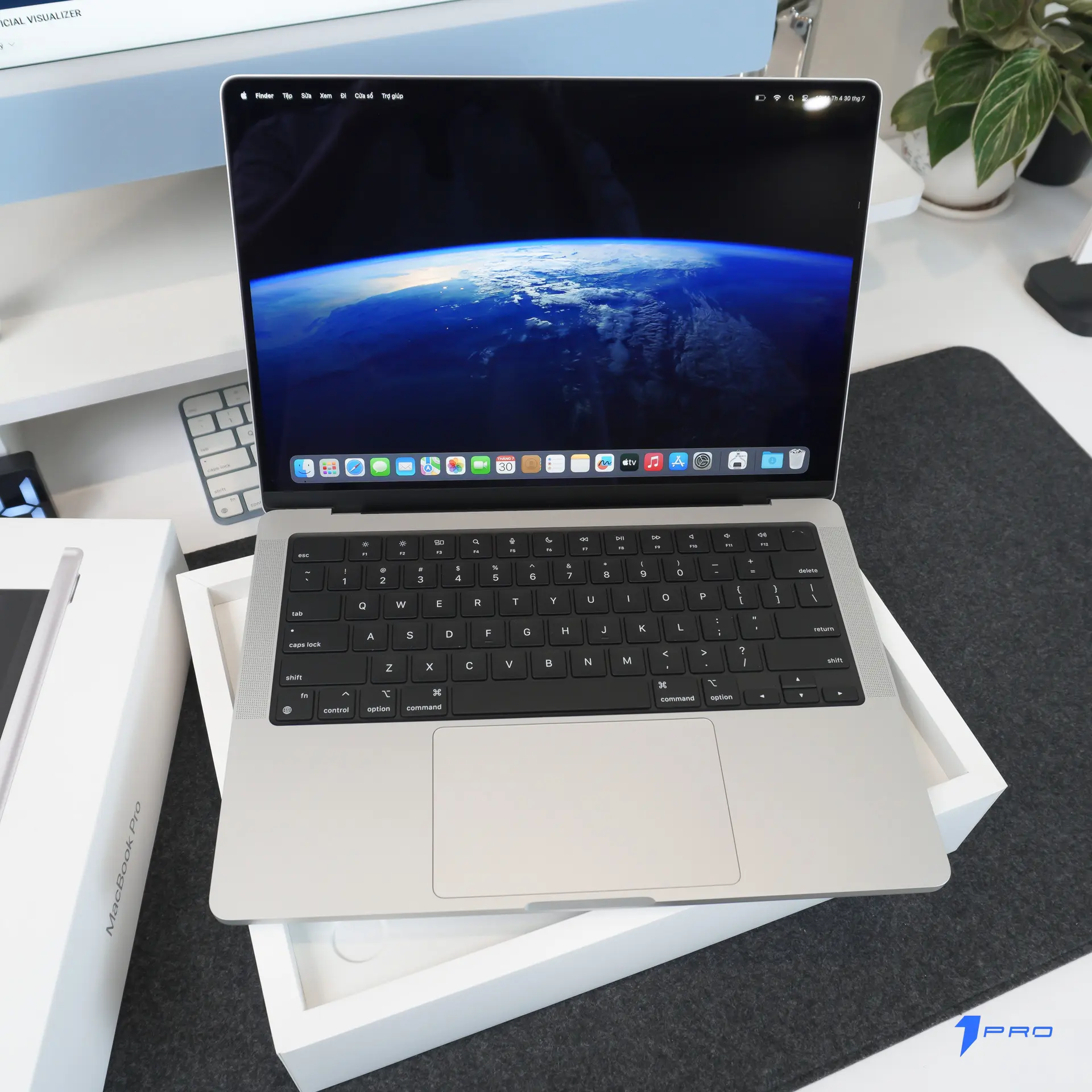 Hình ảnh màn hình hiển thị dấu hiệu các lỗi thường gặp trên MacBook Pro là bong chống lóa.