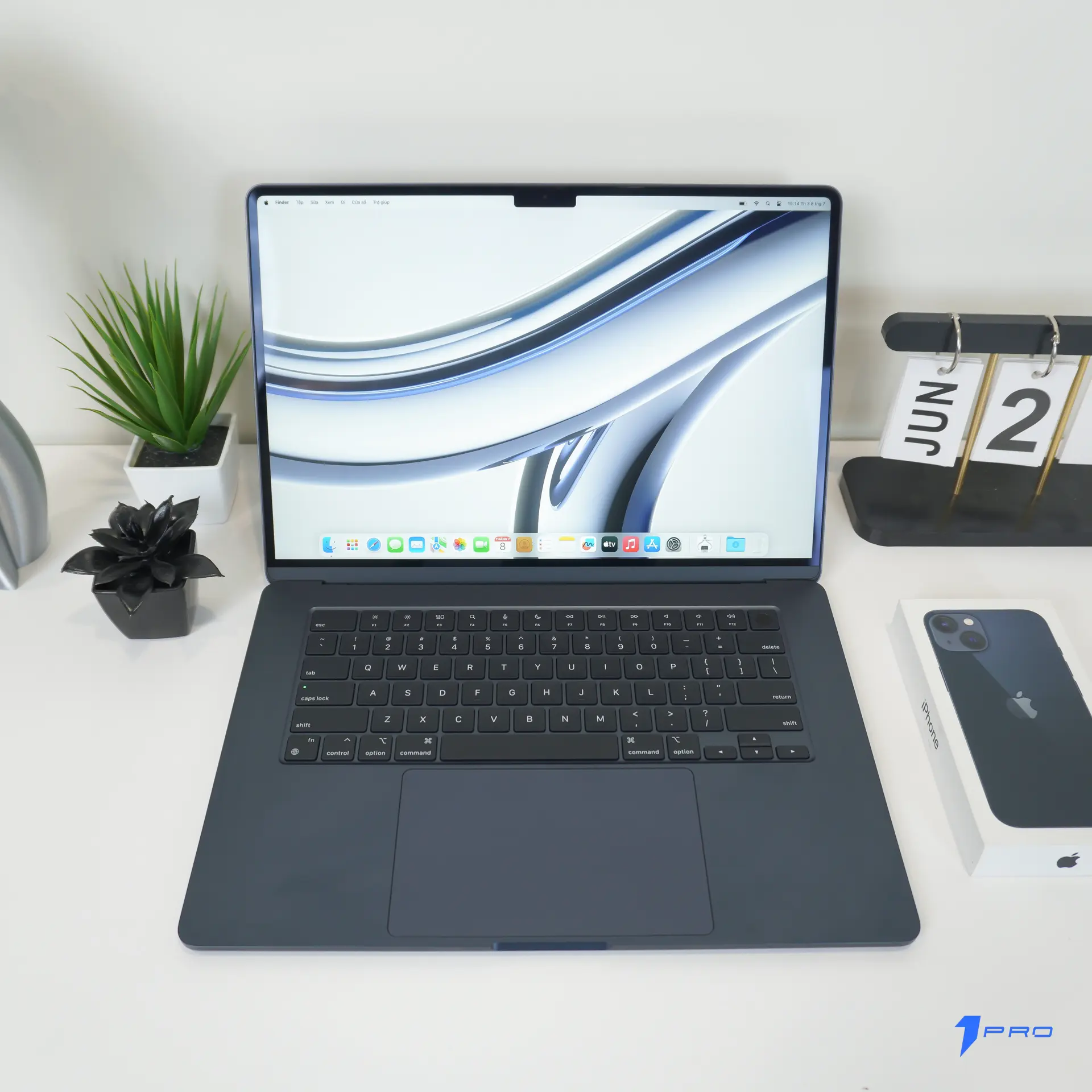 Đánh giá MacBook Air M2 về thiết kế và màn hình trên bàn làm việc