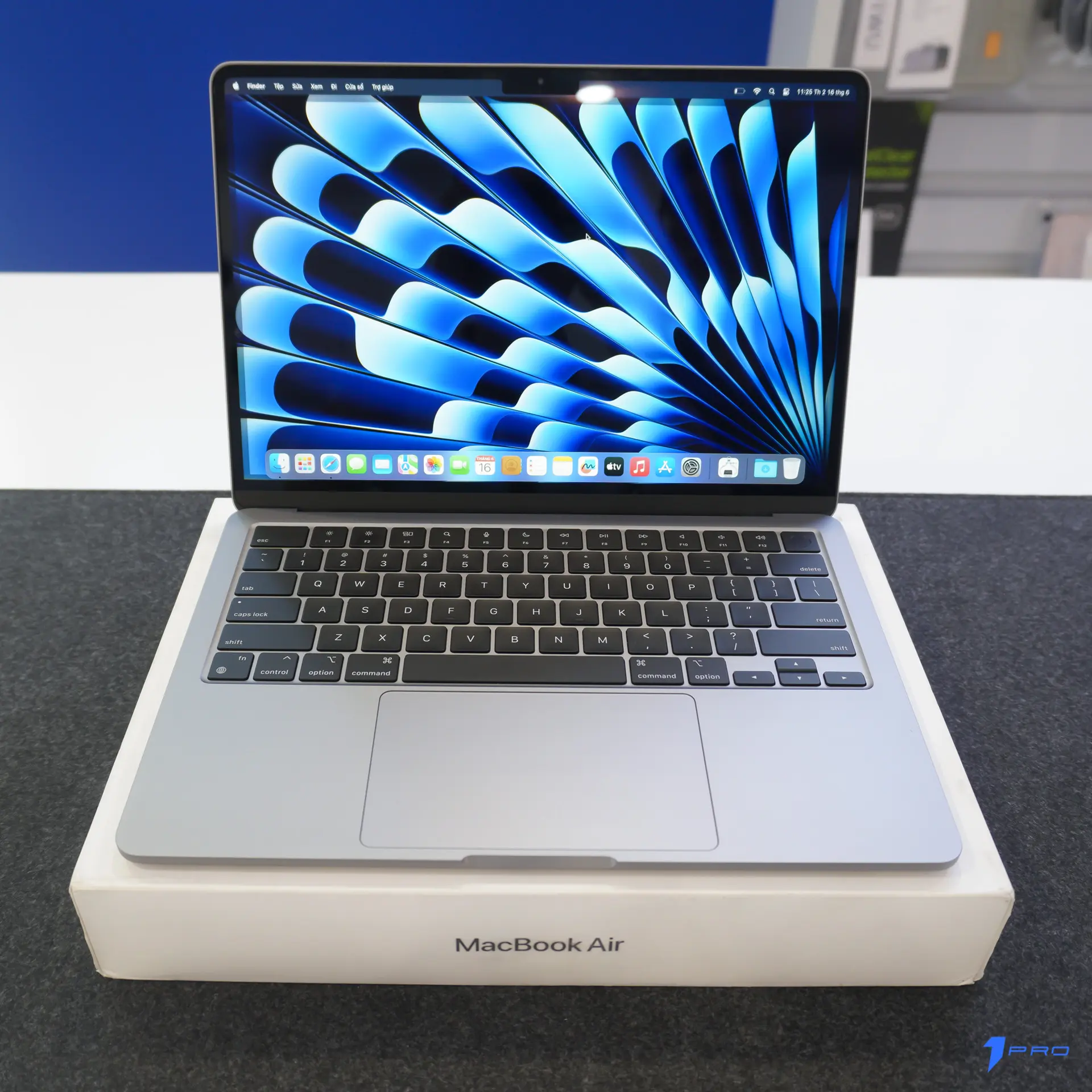 Sinh viên dùng MacBook Air 15 inch và MacBook Air 13 inch để ghi chép trên giảng đường