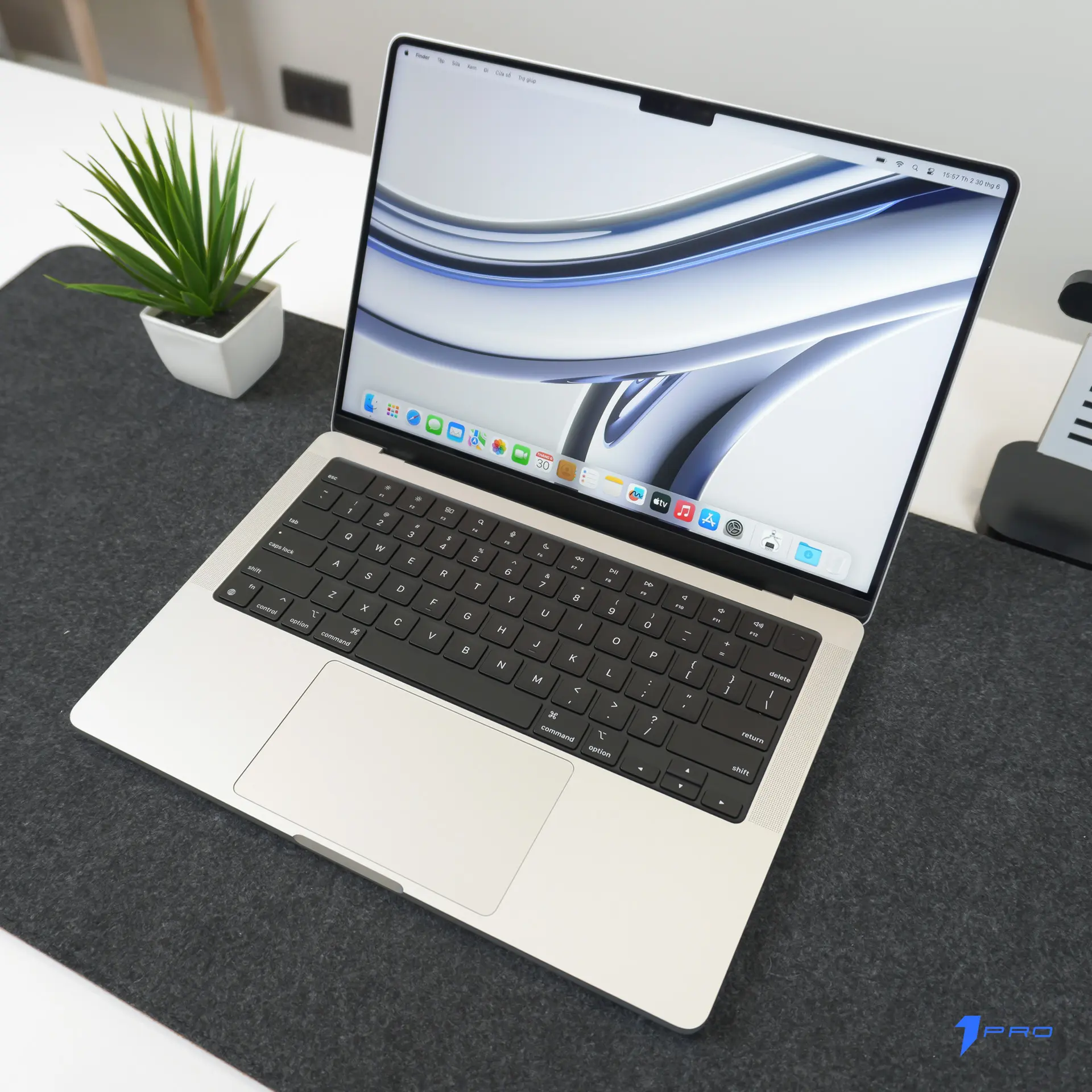 MacBook Pro bị nóng dù chỉ lướt web nhẹ nhàng trên bàn làm việc