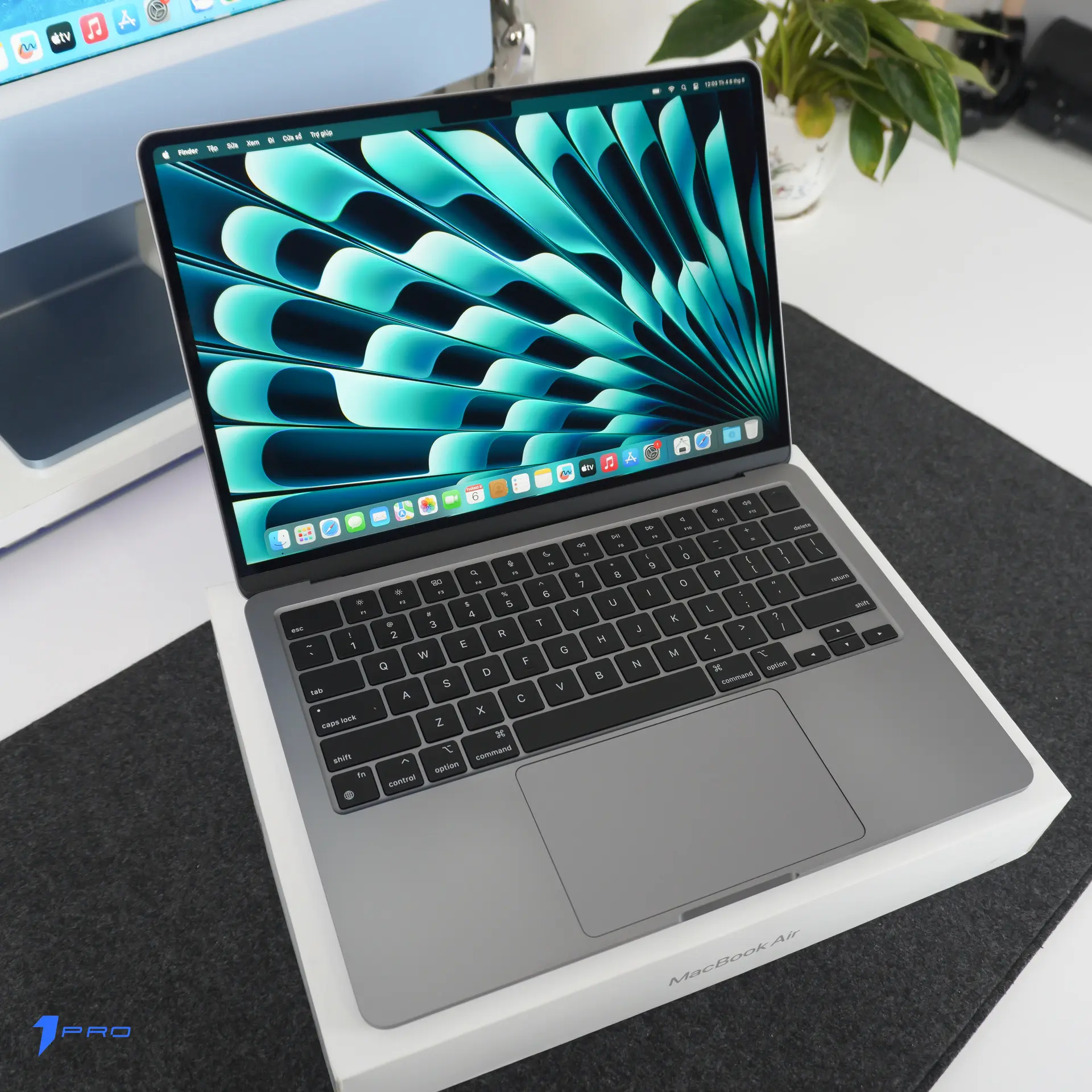 Sinh viên sử dụng MacBook Air M2 để ghi chú trong lớp học