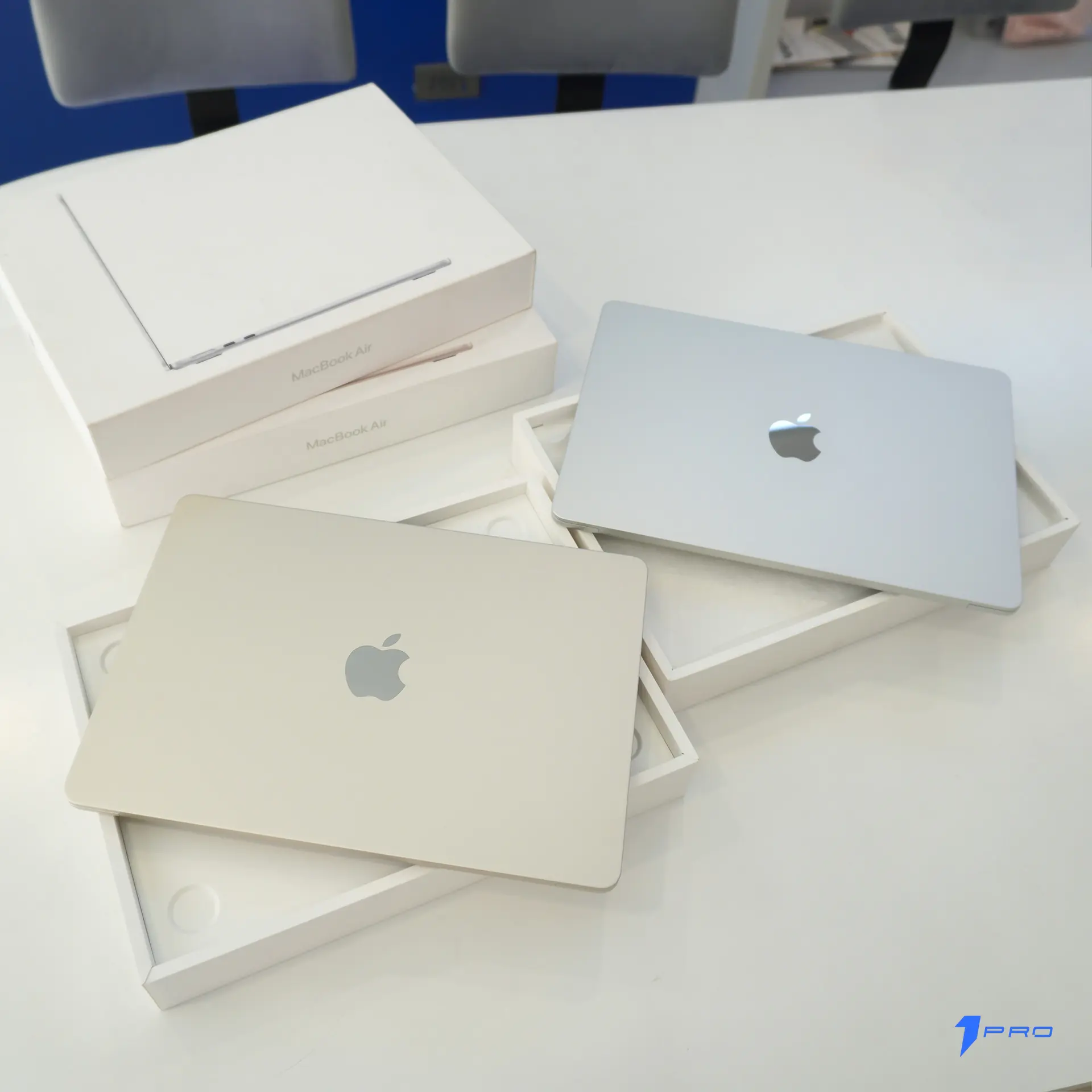 Bảng so sánh cấu hình MacBook Air cho sinh viên với các mức RAM và SSD