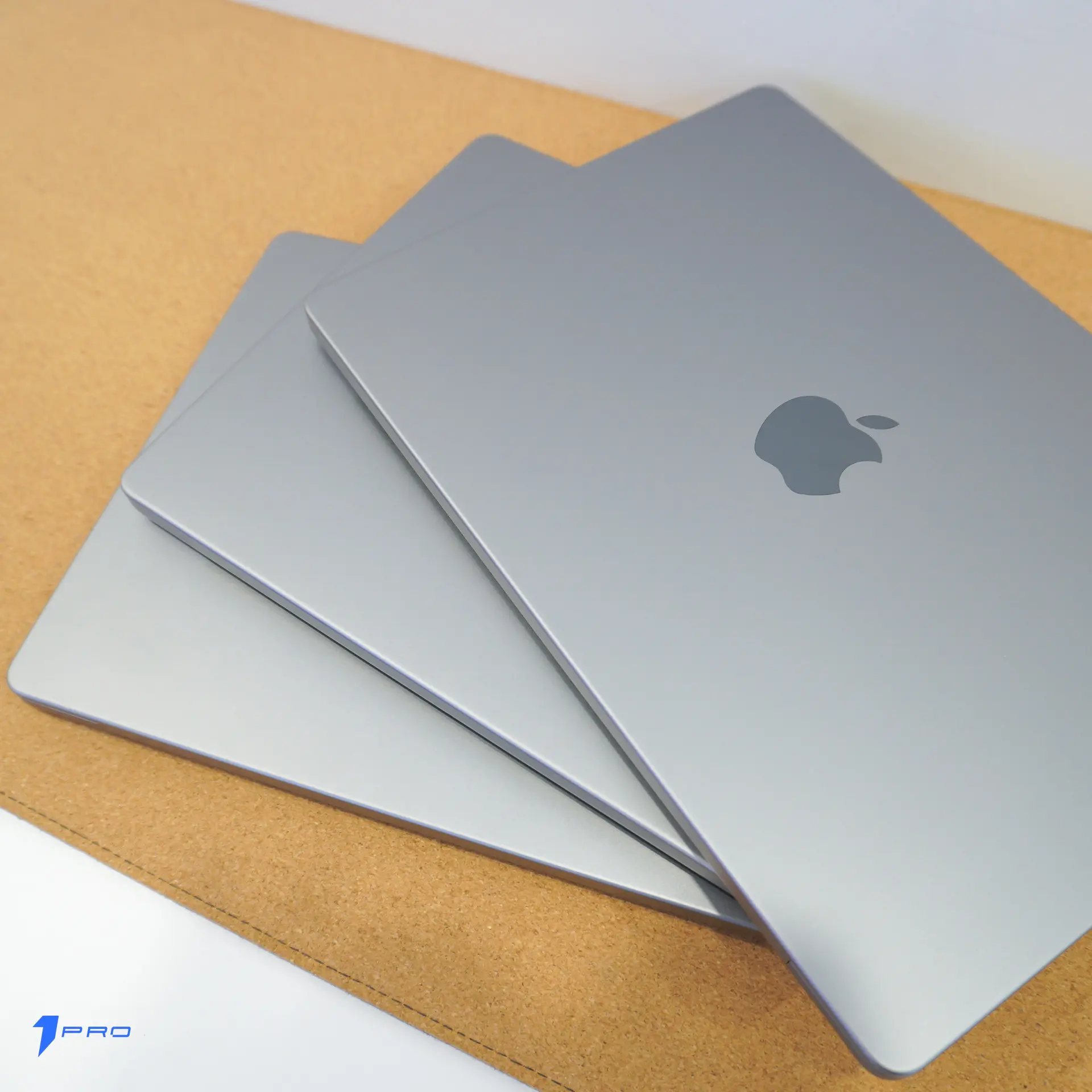 Kỹ thuật viên 1pro.vn kiểm tra MacBook Pro Intel cũ cho khách hàng