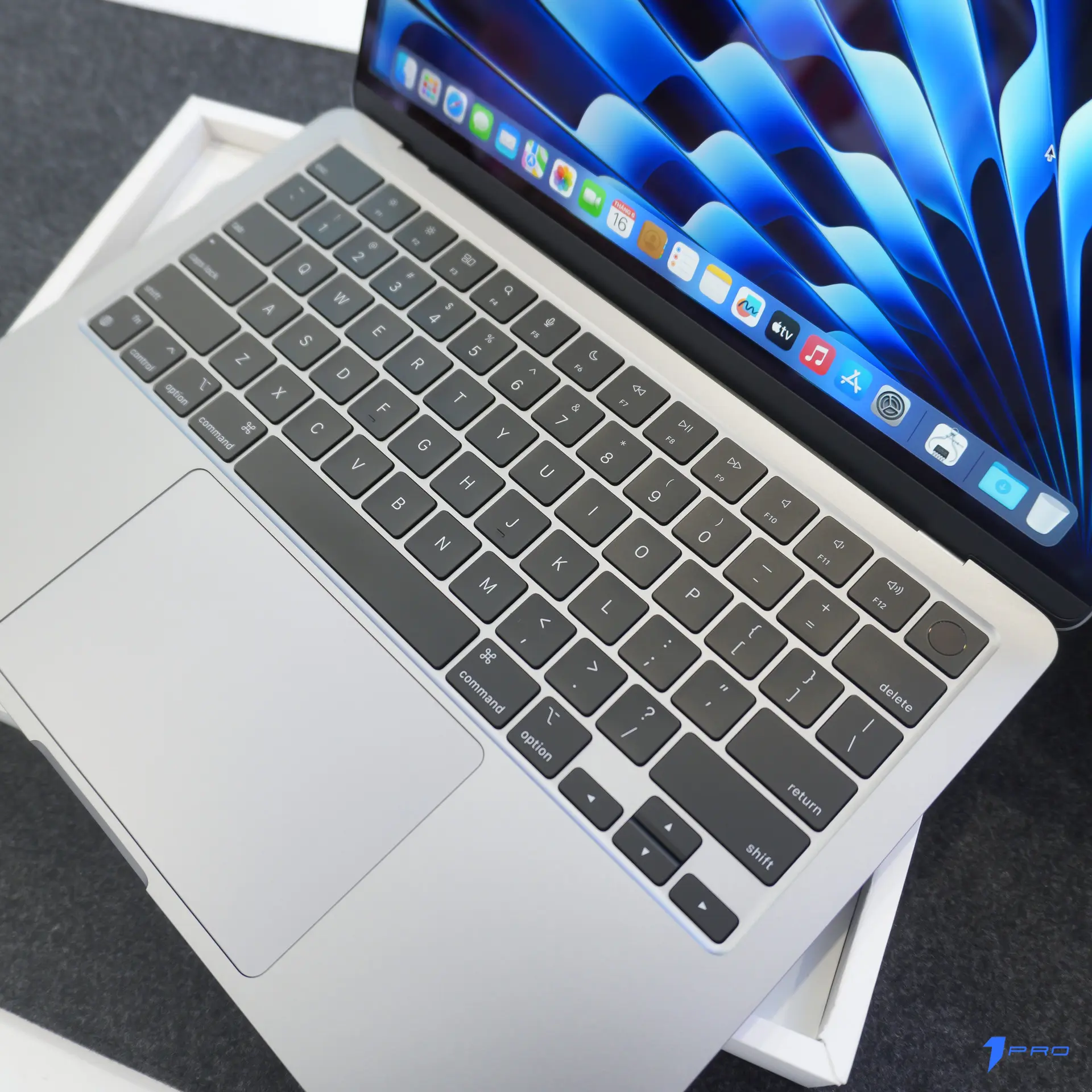 Cài đặt cách tối ưu pin MacBook Air trong Battery và Display