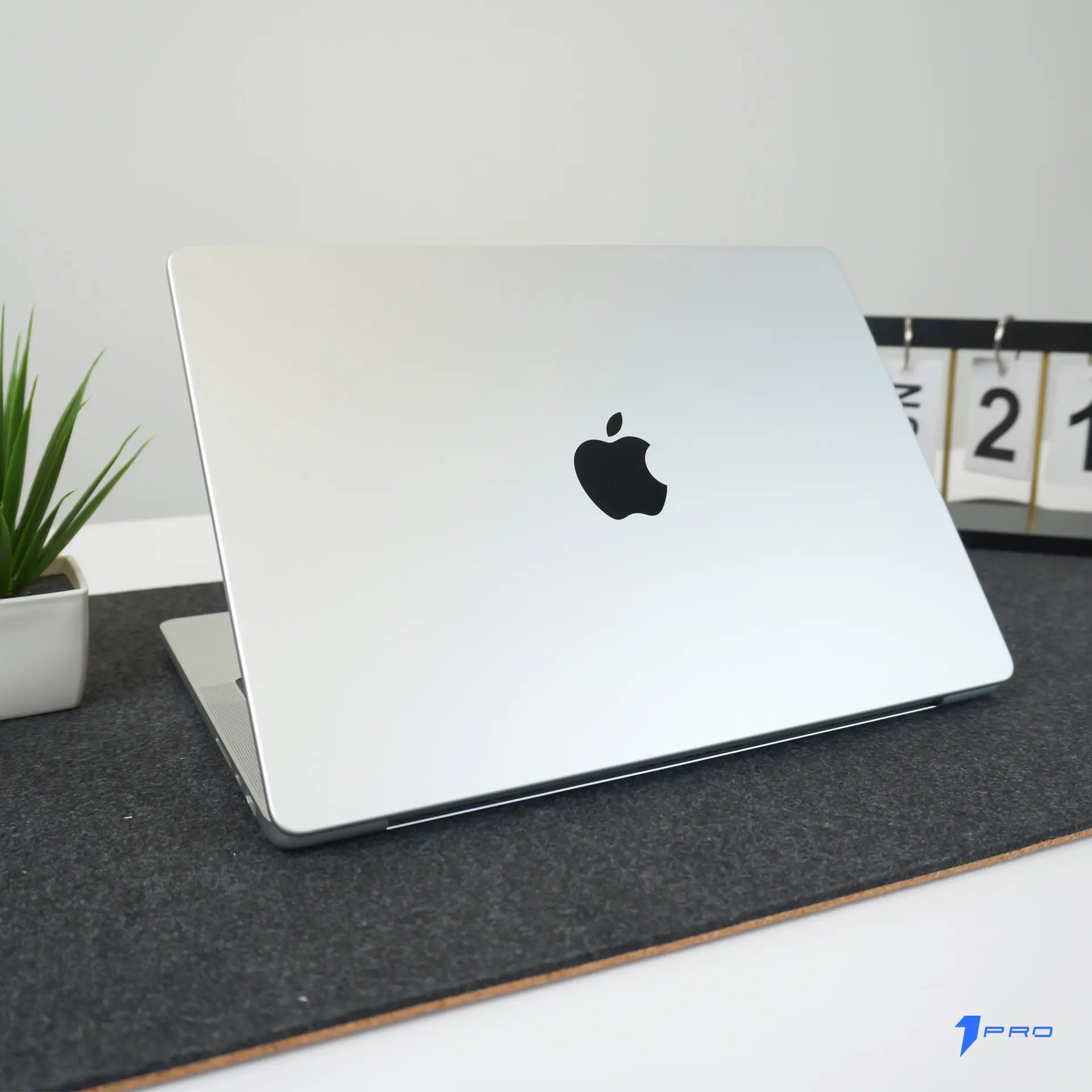 Kỹ thuật viên 1Pro vệ sinh MacBook Pro bị nóng và thay keo tản nhiệt