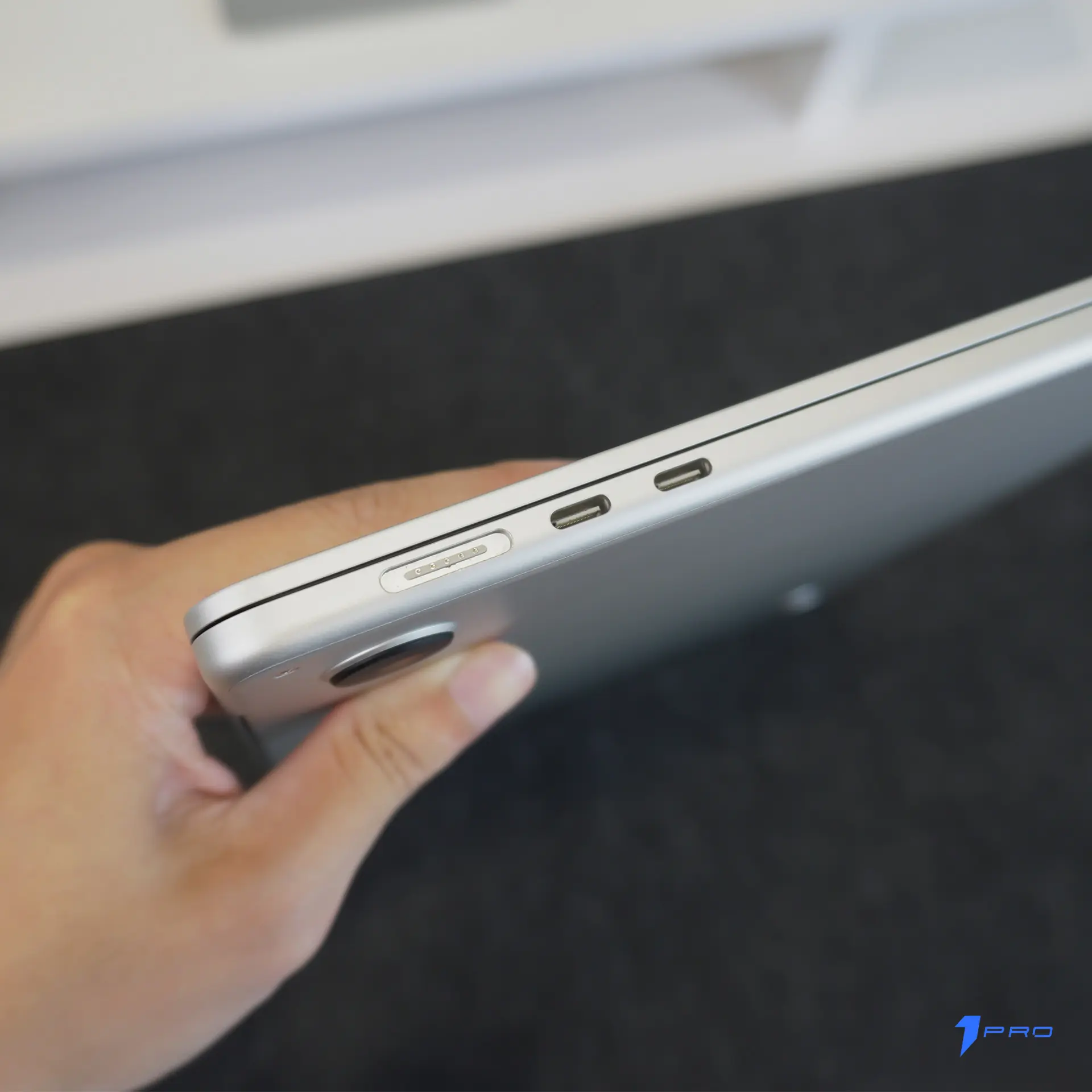 Người dùng đang lựa chọn giữa MacBook Air 15 inch và MacBook Air 13 inch trong cửa hàng