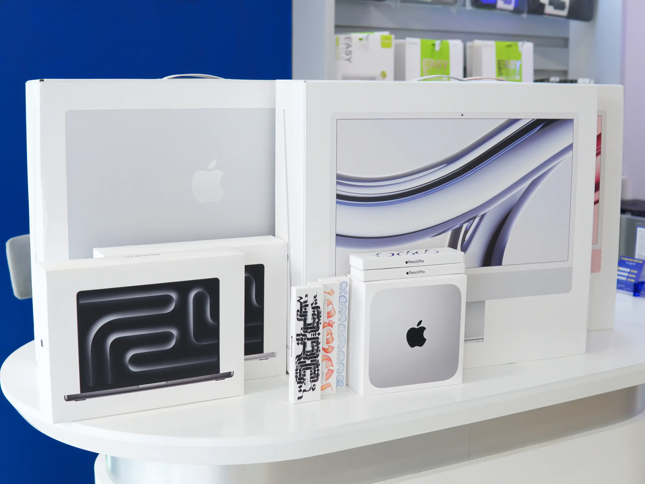 iMac M1 đặt trên bàn làm việc tại nhà
