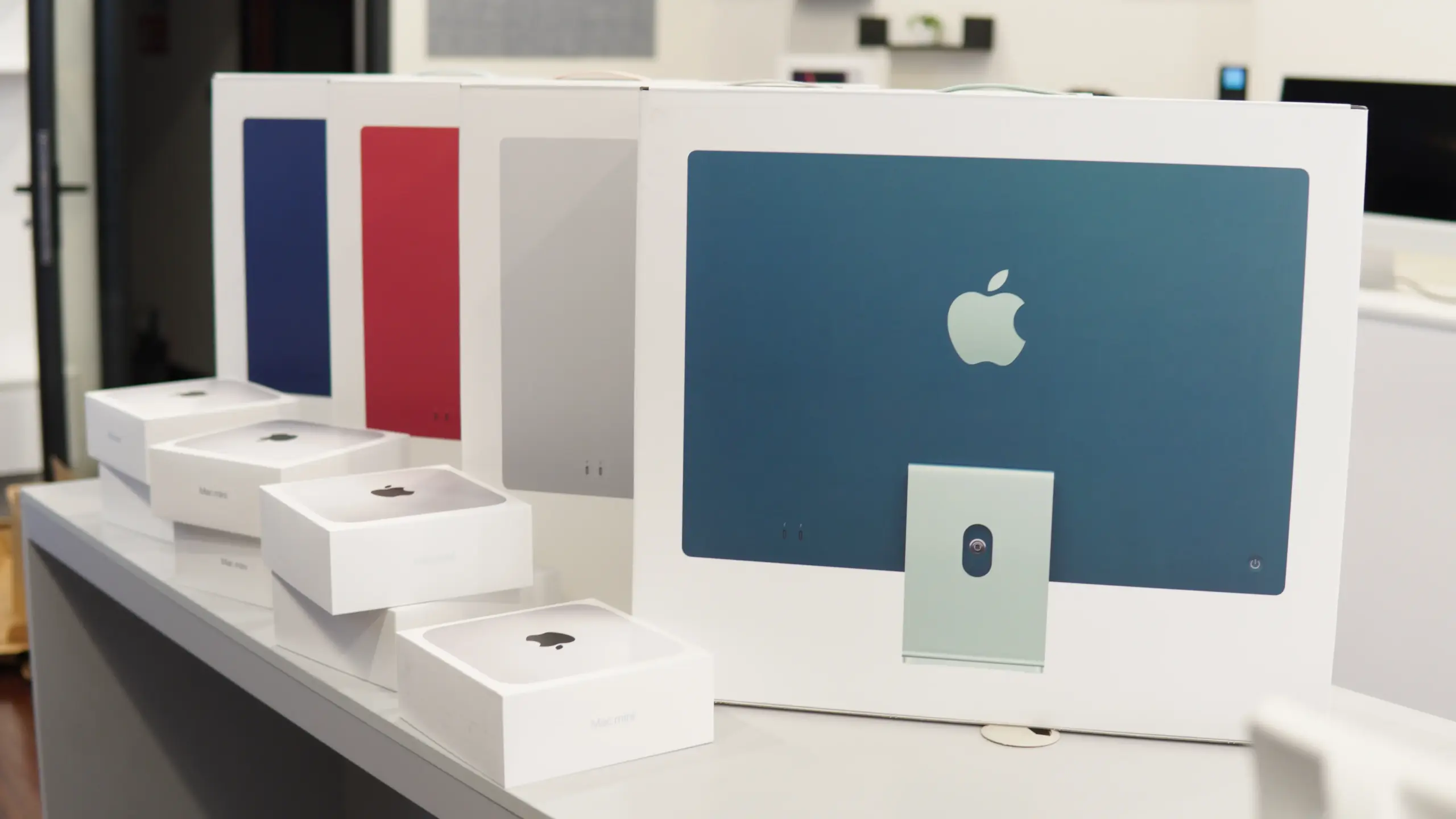 Imac dạng all in one đặt trên bàn làm việc gọn gàng