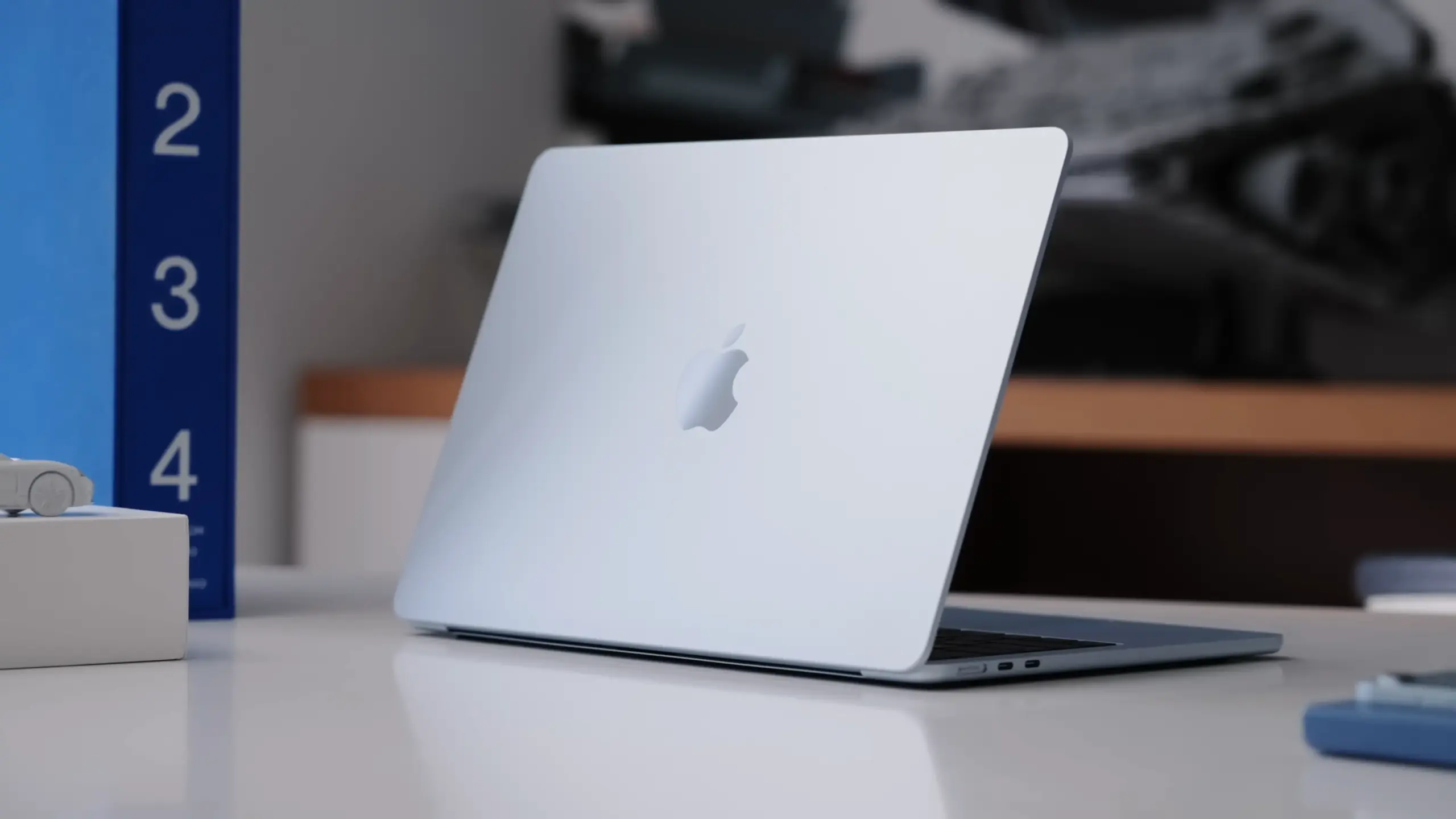 Người dùng đang làm việc đa nhiệm trên MacBook Air M4 tại văn phòng