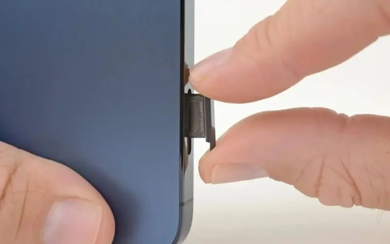 iPhone 15 có khe SIM không