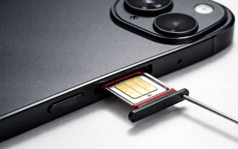 iPhone 15 có khe SIM không